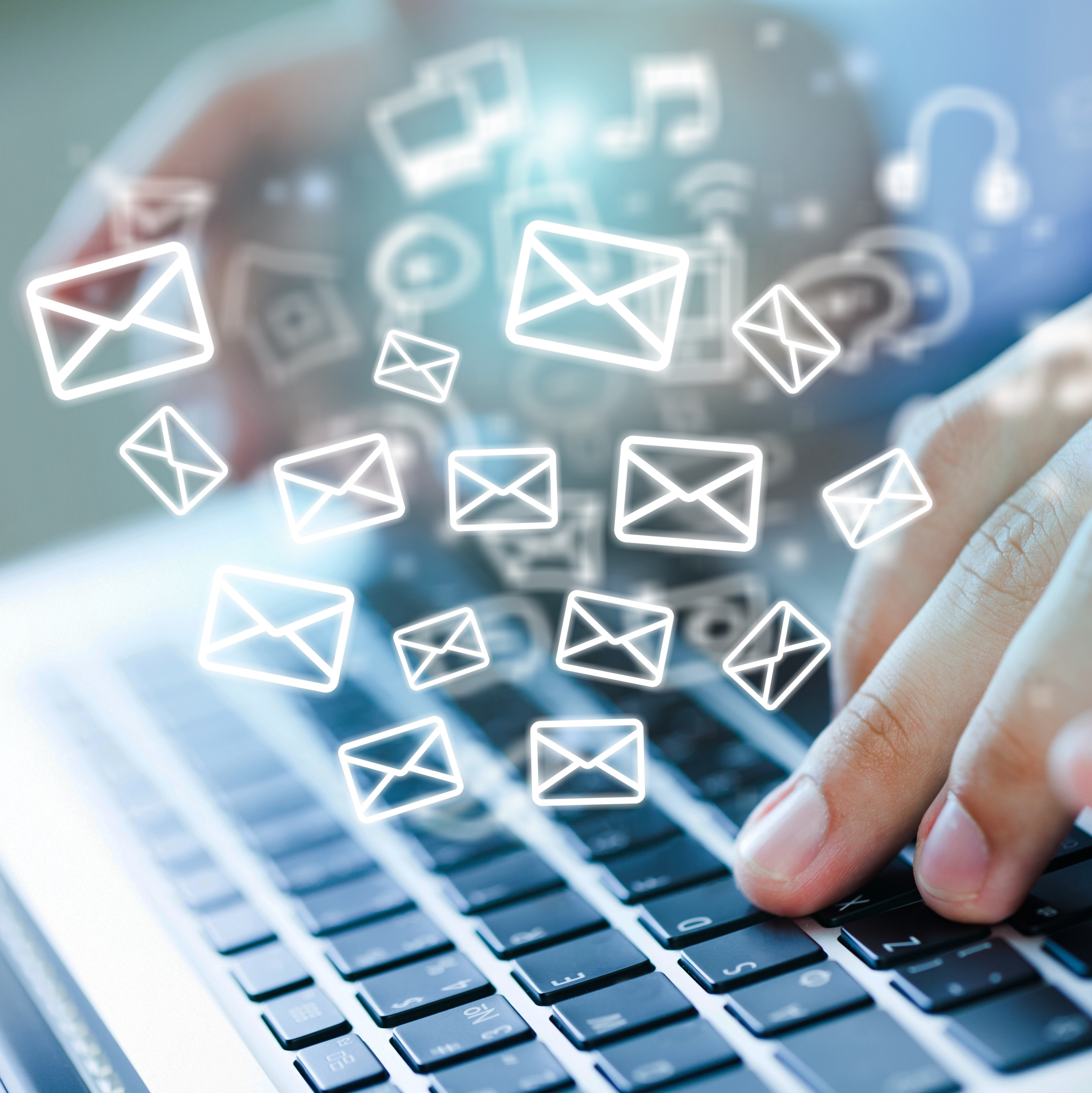 e-mail marketing in vorm van nieuwsbrieven - foto van computer met verschillende e-mail iconen